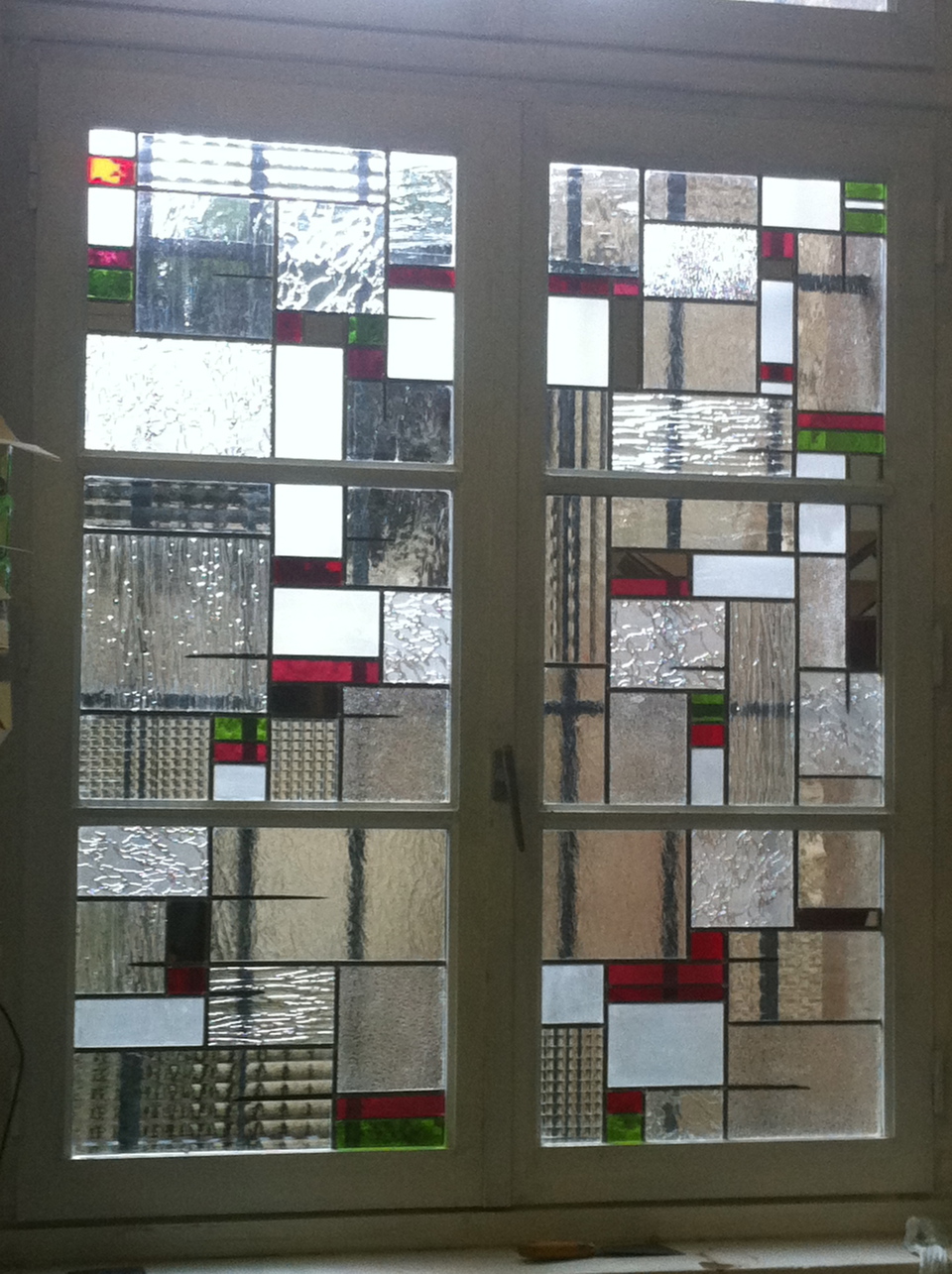 vitrail géométrique en verres translucides